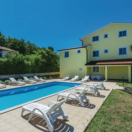 Gorgeous In With Swimming Pool Daire